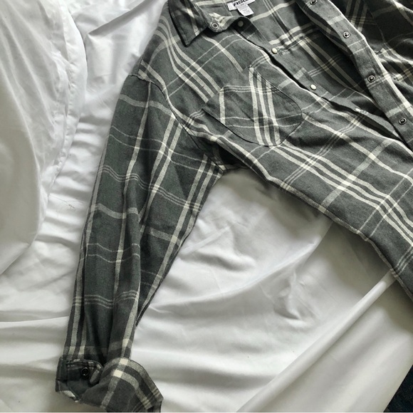 Comfy Pearl Button Flannel - Lightweight layering multi season top - Picture 5 of 5